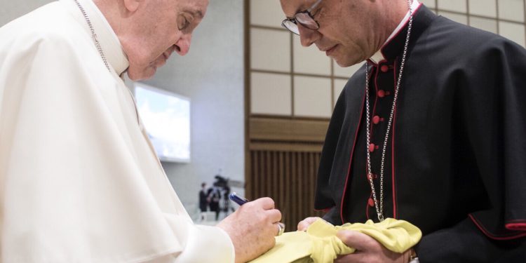 PAPA FRANCISCO LE REGALA A LIONEL MESSI UNA PLAYERA AUTOGRAFIADA