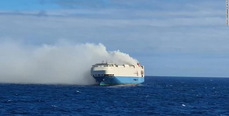 INCENDIO DE AUTOS DE LUJO EN MEDIO DEL OCÉANO ATLÁNTICO