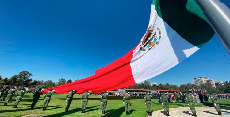 BANDERA NACIONAL, SÍMBOLO DE ALEGRÍA; HOMENAJE A LÁBARO PATRIO