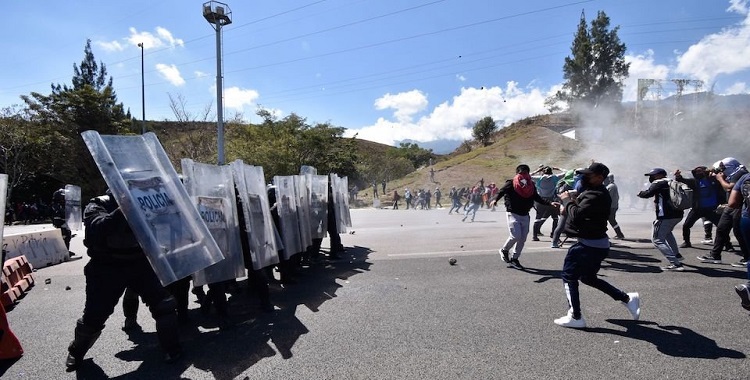 SE ENFRENTA GUARDIA NACIONAL CON NORMALISTAS