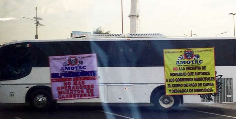 TRANSPORTISTAS BLOQUEAN EN FORMA PARCIAL AUTOPISTA MÉXICO-PACHUCA; GENERAN CAOS VIAL