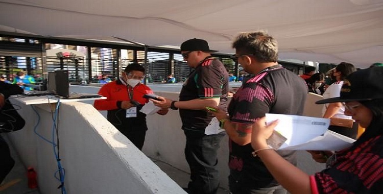 BATALLAN AFICIONADOS PARA ENTRAR AL ESTADIO AZTECA