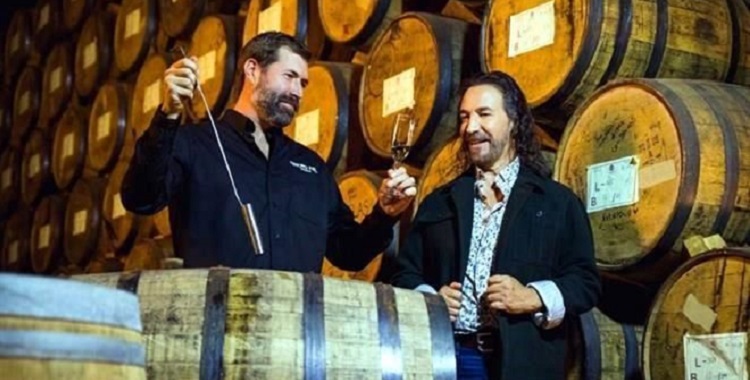 AYUDÓ TAPATÍO A ‘EL BUKI’ A LANZAR SU TEQUILA