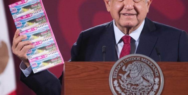 LÓPEZ OBRADOR PROMOCIONA SUS CACHITOS DE LOTERÍA