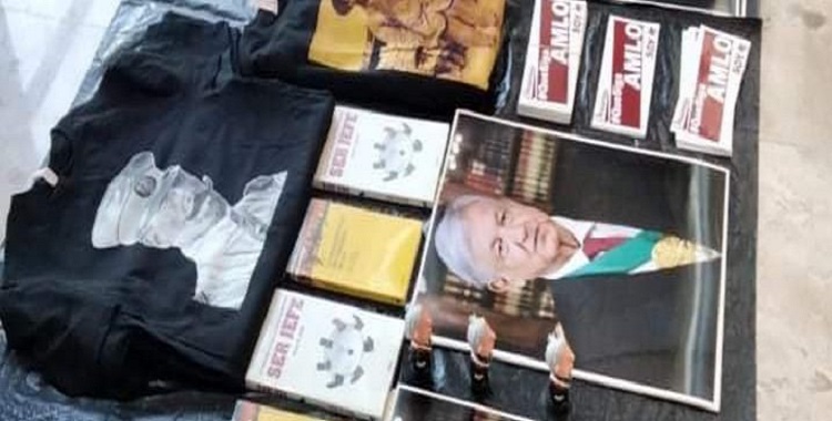 VENDEDORES AMBULANTES EN EL AIFA OFRECIERON FOTOS Y MUÑECOS DE AMLO