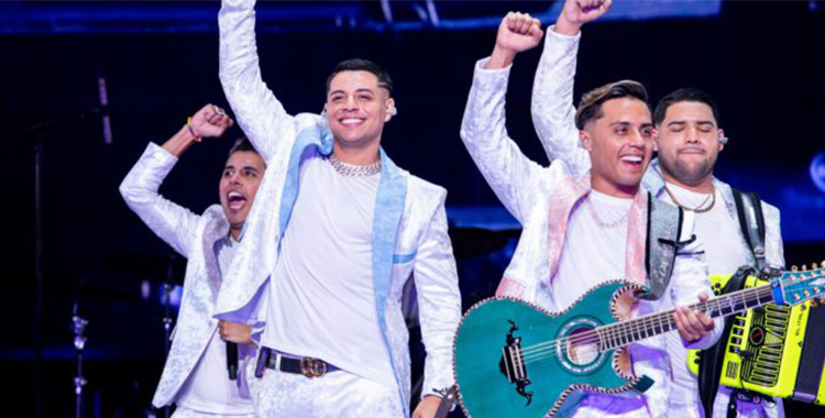 GRUPO FIRME EN FORO SOL ARMÓ UNA GRAN FIESTA