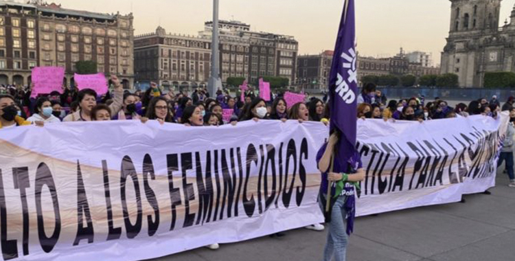 MUJERES PERREDISTAS SE MANIFIESTAN EN EL ZÓCALO