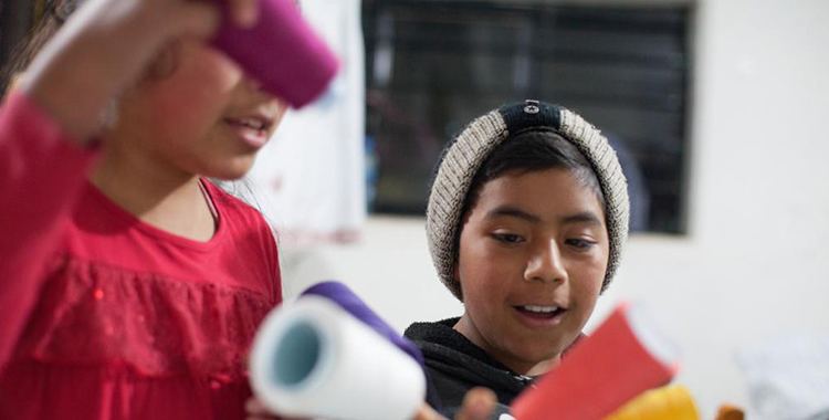 NIÑAS Y NIÑOS MANTIENEN VIVA LA CREACIÓN DE BORDADOS Y TEXTILES