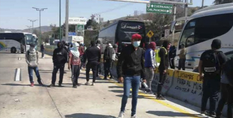  NORMALISTAS BLOQUEAN AUTOPISTA DEL SOL   