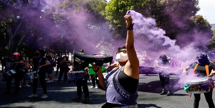 MUJERES PREPARAN BOMBAS MOLOTOV… PARA EL 8M