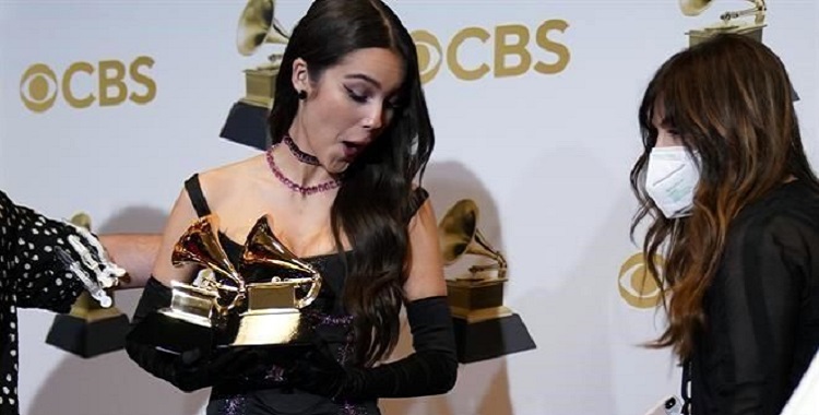 ¡COMO TAYLOR SWIFT! OLIVIA RODRIGO TIRA SU GRAMMY Y LO ROMPE