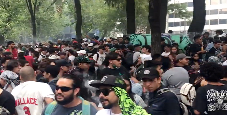 MARCHAN JÓVENES EN FAVOR DE LA MARIHUANA EN LA CDMX