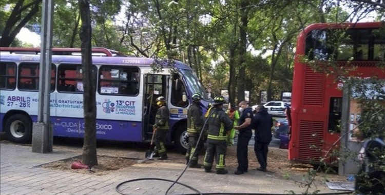  SIGUEN 20 PERSONAS HOSPITALIZADAS TRAS CHOQUE DE CAMIÓN Y METROBÚS