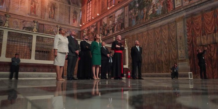 AMLO, SHEINBAUM Y NUNCIO APOSTÓLICO, VISITAN RÉPLICA DE CAPILLA SIXTINA