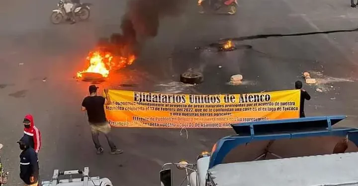 BLOQUEO EN LA TEXCOCO-LECHERÍA EN PROTESTA CONTRA PROYECTO DE ANP