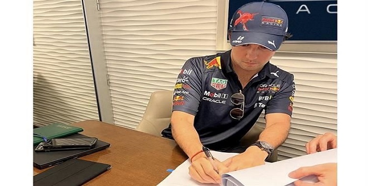 FIRMA CHECO PÉREZ CON RED BULL HASTA 2024