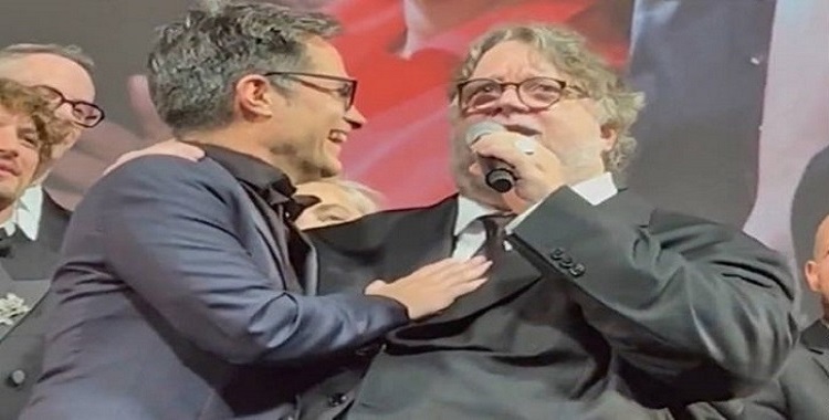 CANTAN GUILLERMO DEL TORO Y GAEL GARCÍA MARIACHI EN CANNES