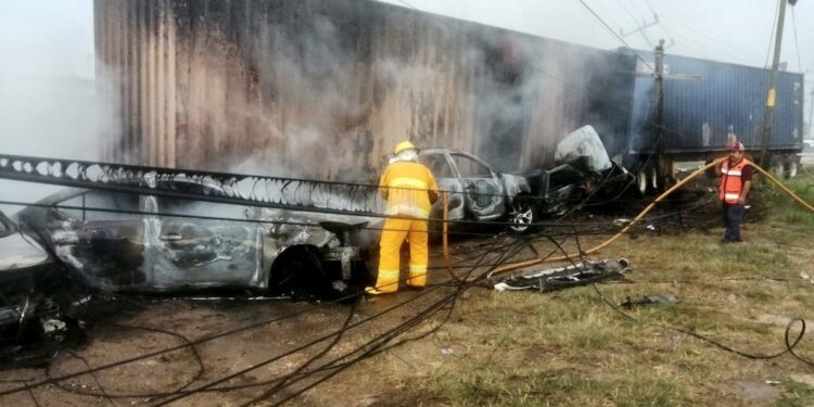 ACCIDENTE EN COATZACOALCOS DEJÓ 25 AUTOS CALCINADOS