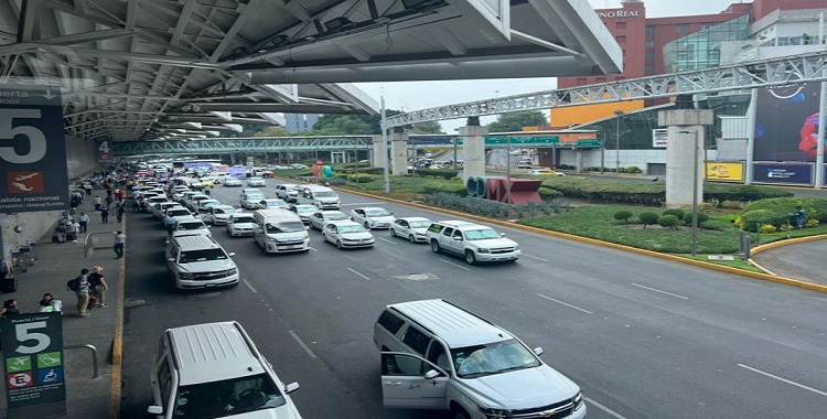 ANTE BLOQUEO DE TAXISTAS SE ESCONDE DIRECTOR DEL AEROPUERTO