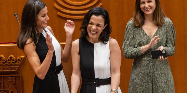 VESTIDO DE LA REINA LETIZIA COINCIDE CON LA DE UNA CATEDRÁTICA