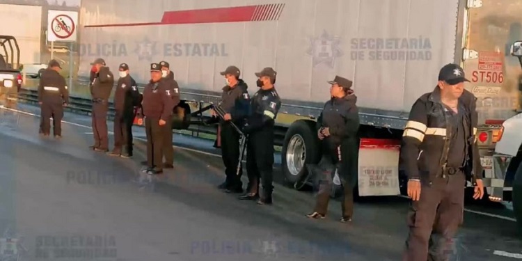 RESCATAN A 158 MIGRANTES HACINADOS EN CAJA DE TRÁILER