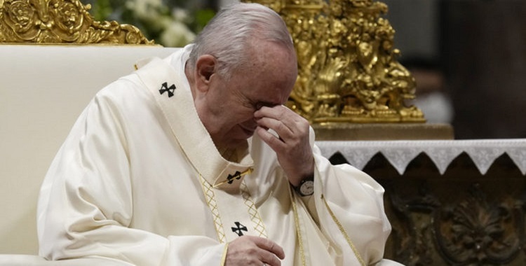 MEDICOS ORDENAN NO CAMINAR AL PAPA FRANCISCO