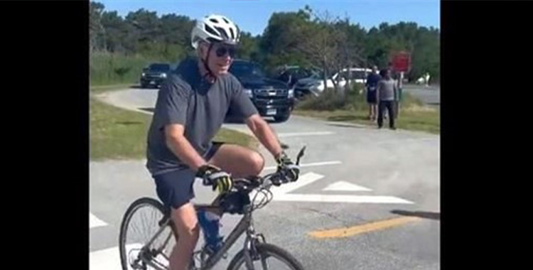 BIDEN SE CAE PRESIDENTE DE BICICLETA