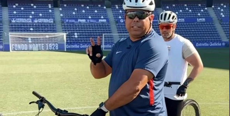 INICIA RONALDO VIAJE EN BICICLETA TRAS PROMESA