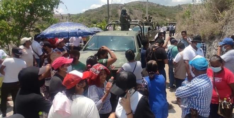 RETIENEN A MILITARES TRAS QUEMA DE VEHÍCULOS EN GUERRERO