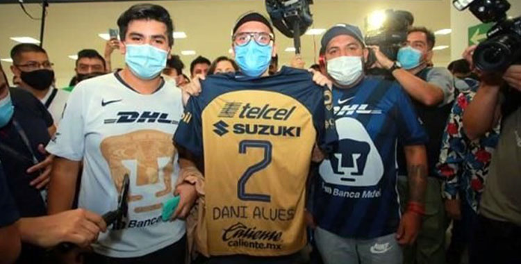 PLANTA DANI ALVES A AFICIONADOS DE PUMAS EN EL AICM