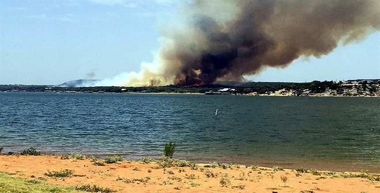 INCENDIO QUEMA CASAS CERCA DE LAGO POSSUM KINGDOM EN TEXAS