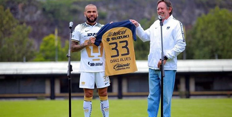 PRESENTA PUMAS A DANI ALVES