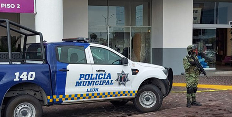 ACCIDENTALMENTE, POLICÍA DISPARA SU ARMA Y LESIONA A HUÉSPED EN LEÓN