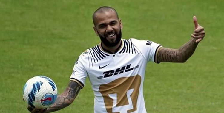 DEBUTA DANI ALVES COMO TITULAR EN PUMAS