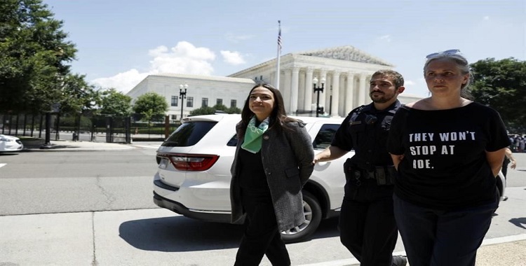 DETIENEN A ALEXANDRIA OCASIO-CORTEZ EN PROTESTA PROABORTO