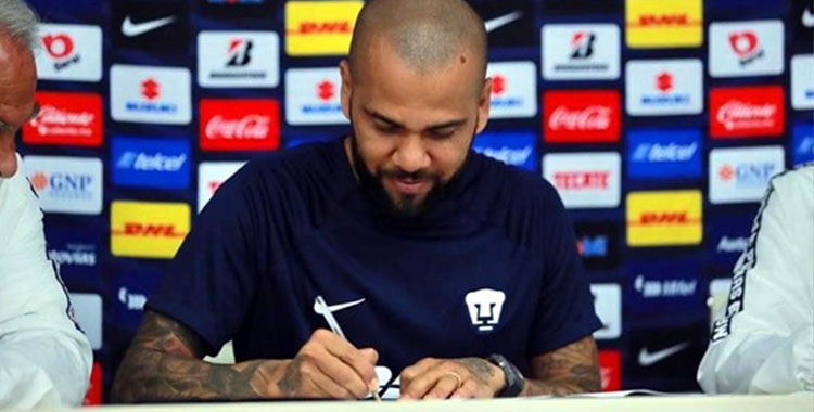 FIRMA DANI ALVES CONTRATO CON PUMAS