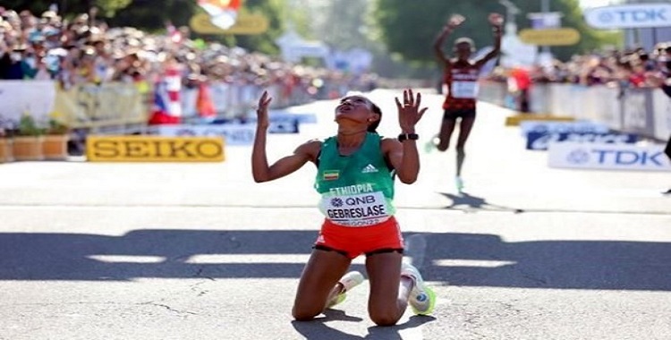 ETÍOPE GANA MARATÓN Y ROMPE RÉCORD EN MUNDIAL DE ATLETISMO