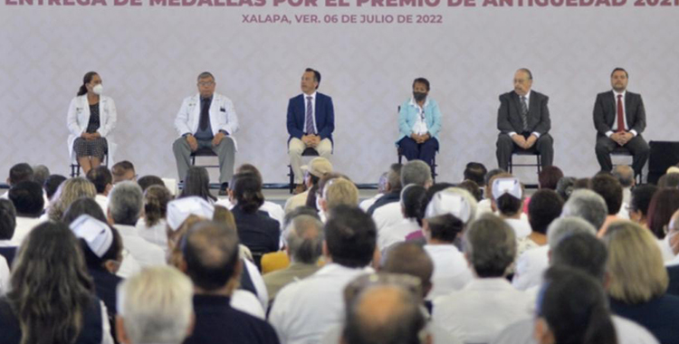 ENTREGAN PREMIO DE ANTIGÜEDAD 2021 A TRABAJADORES DE SALUD