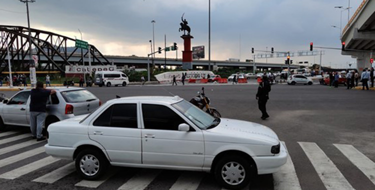 TAXIS DE APLICACIÓN BLOQUEAN CALLES DE ECATEPEC