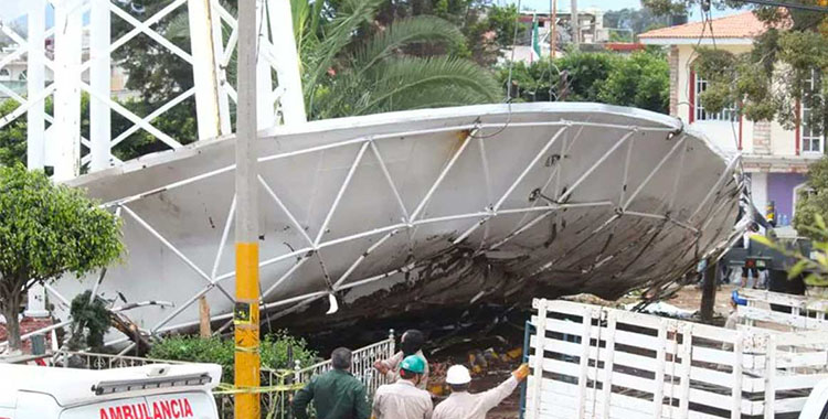 COLAPSA TANQUE ELEVADO DE AGUA EN PUEBLA