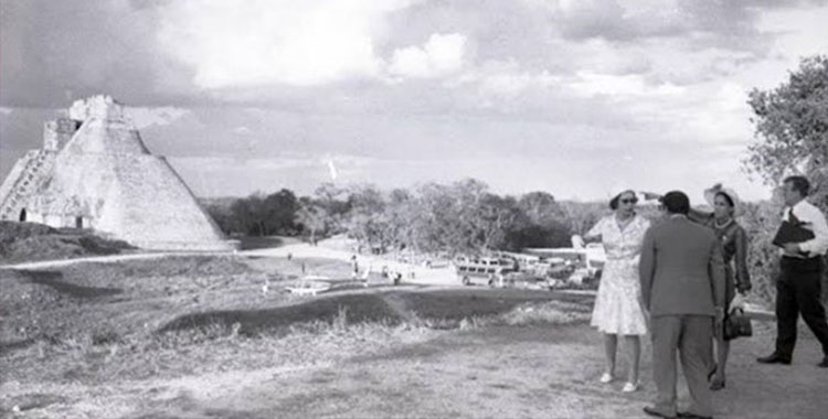 LA VISITA DE LA REINA ISABEL A UXMAL EN 1975