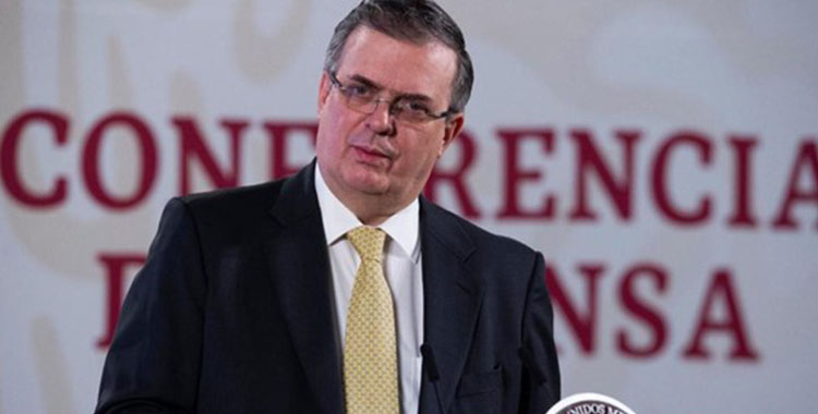 EBRARD FIRMA LIBRO DE CONDOLENCIAS