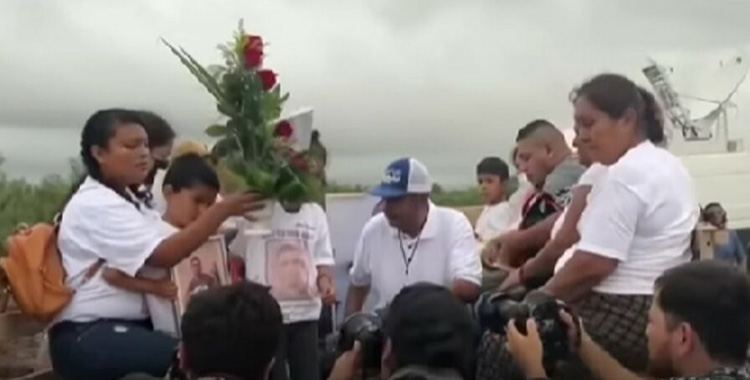 DESPIDEN A MINEROS CON MISA, GLOBOS Y MARIACHI