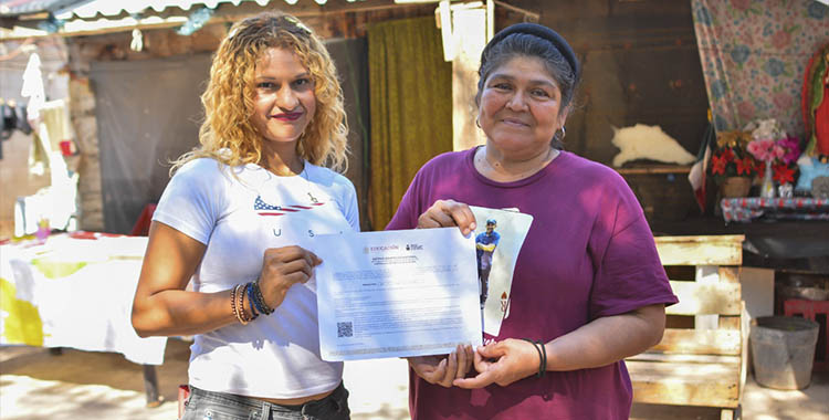 APOYA DIF A MUJER ADULTA MAYOR PARA CULMINAR EDUCACIÓN PRIMARIA