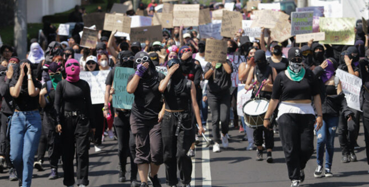 PROTESTAN EN RECTORIA POR AGRESIÓN SEXUAL A ALUMNA EN CCH SUR