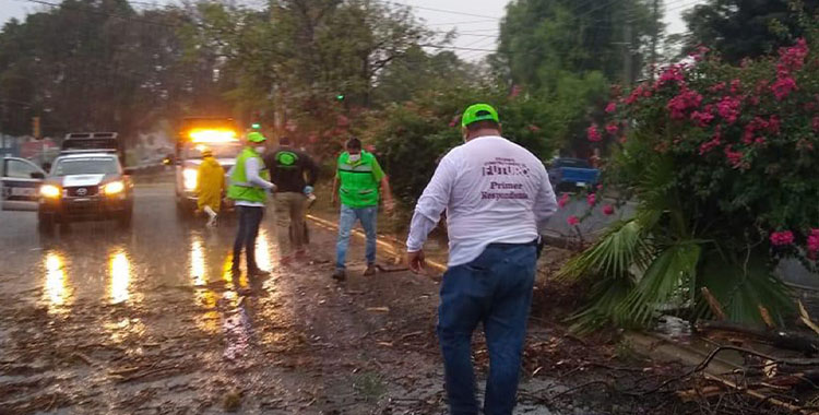 CORRIENTE DE AGUA ARRASTRA CADÁVER TRAS INTENSA LLUVIA EN ECATEPEC