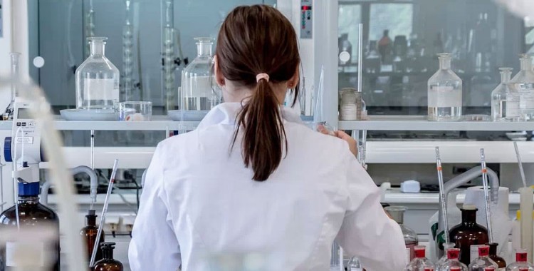 MUJERES, CADA VEZ CON MAYOR PRESENCIA EN LA QUÍMICA