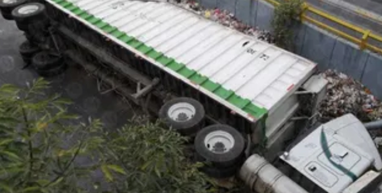 VOLCADURA DE CAMIÓN DE CARGA EN CIRCUITO INTERIOR