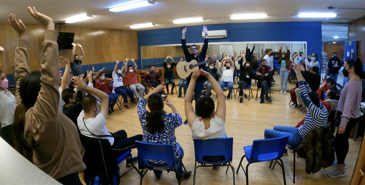 SUPERAN RETOS Y LIMITACIONES CON MUSICOTERAPIA IMPARTIDA EN LA UNAM