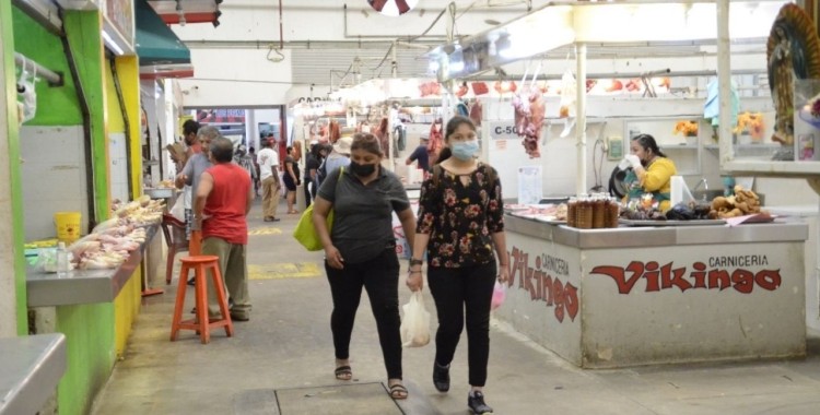 FAMILIAS CARMELITAS REALIZARON SUS COMPRAS PARA LA CENA NAVIDEÑA